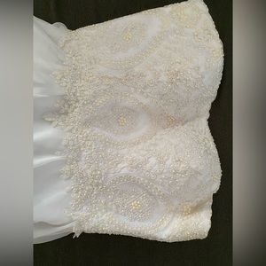 beautiful white dress *size 8* true to size.. never been worn
